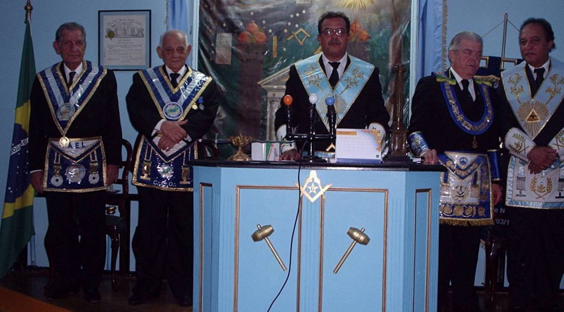 Irmãos acacianos em cerimônia