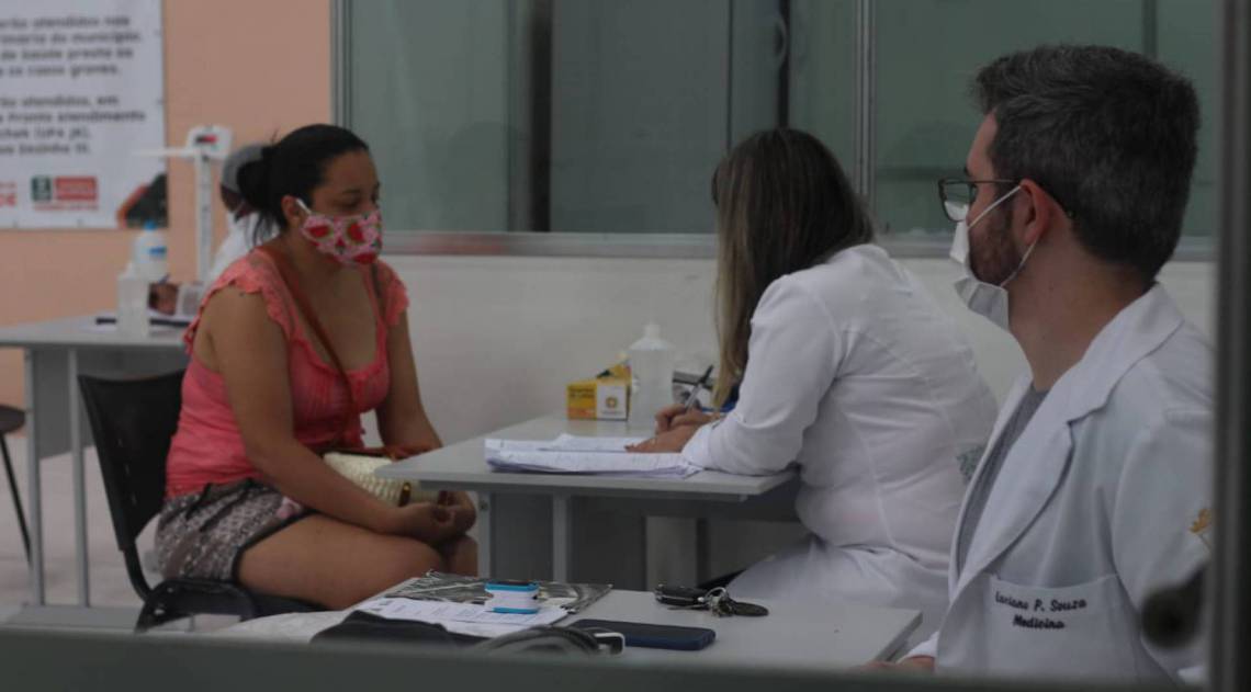 Durante as gravações, uma paciente é atendida pela médica em hospital da Baixada Fluminense