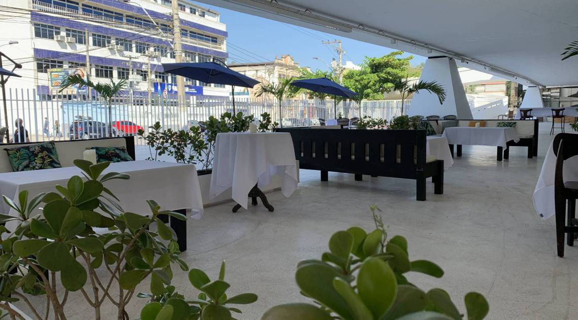 A área aberta ganhou mesas espalhadas ao ar livre com distanciamento mínimo