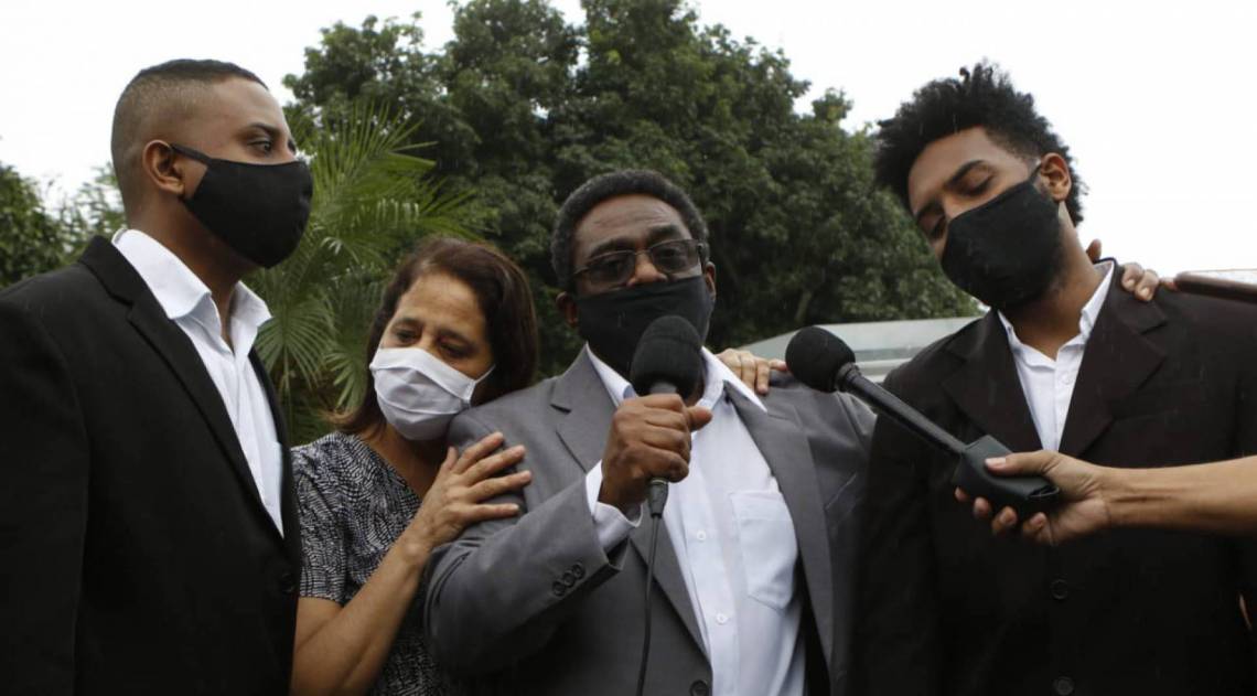 Enterro do estudante de Direito morto na Pra&ccedil;a Seca nesta quarta-feira - Reginaldo Pimenta / Agência O DIA