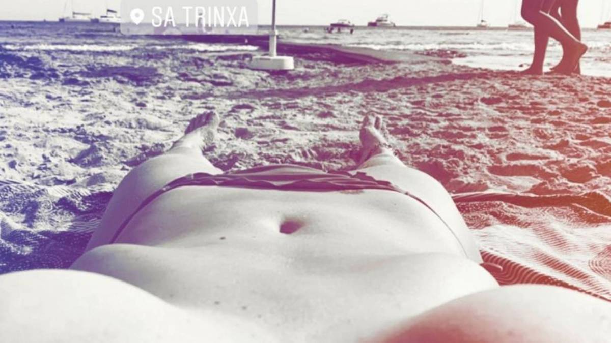 Luana Piovani faz topless em Ibiza, na Espanha