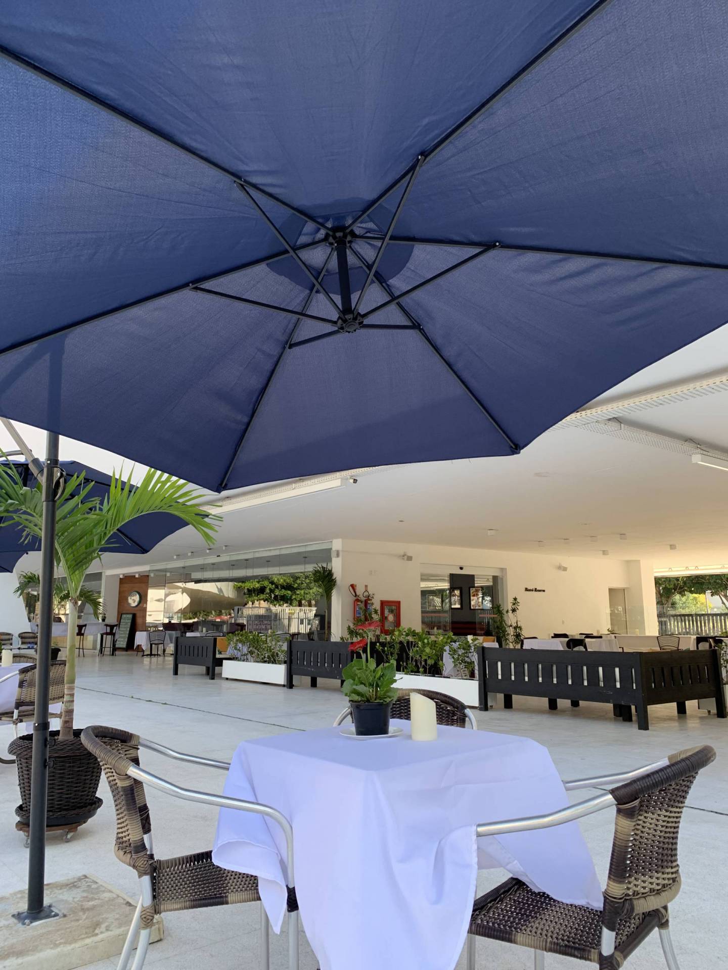 Mesas a céu aberto ganharam ombrelones e mais charme