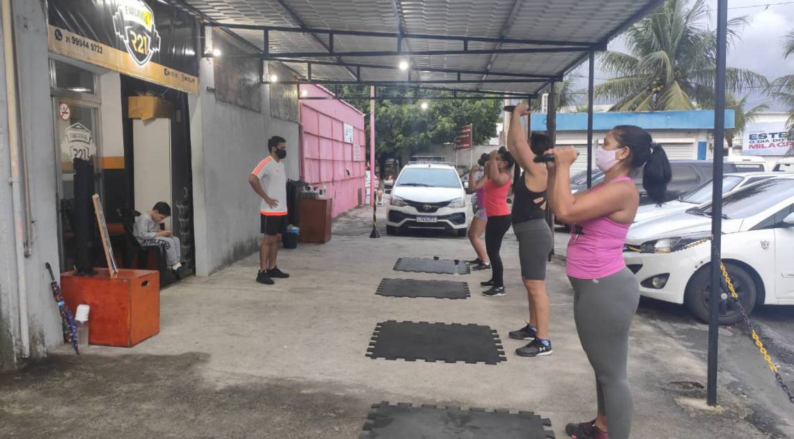 Com bastante espaço externo, o Box R21, na entrada da Expo, tem uma série de medidas de prevenção que impedem o contágio pelo vírus