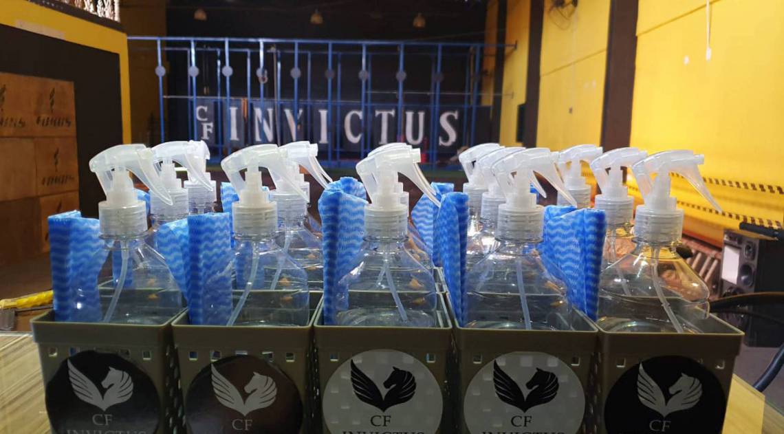 No Invictus CT, que fica no centro de Itaguaí, álcool 70 não falta para a higienização constante das mãos e equipamentos