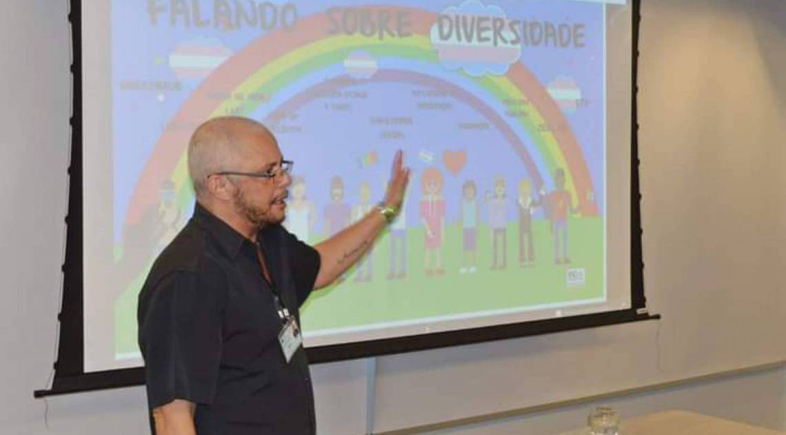 Jordhan Lessa é escritor e palestrante. Homens trans, ele é exemplo de superação