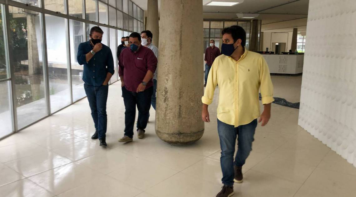 O prefeito Rafael Diniz (de amarelo) visita a parte interna do PalÃ¡cio da Cultura, em Campos - DivulgaÃ§Ã£o prefeitura de Campos