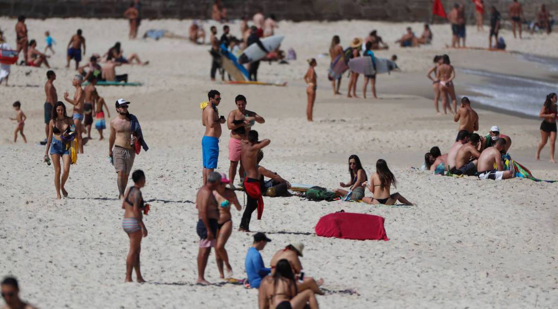 As praias da Zona Sul não ficaram tão cheias. Há quem insista em ficar na areia, apesar da proibição - Gilvan de Souza / Agencia O Dia