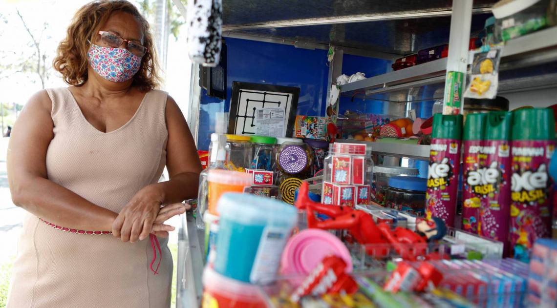 Rio de Janeiro - RJ - 02/08/2020 - Domingo de lazer no Parque Madureira, na foto a ambulante Mariângela Couto - Foto Gilvan de Souza / Agencia O Dia
