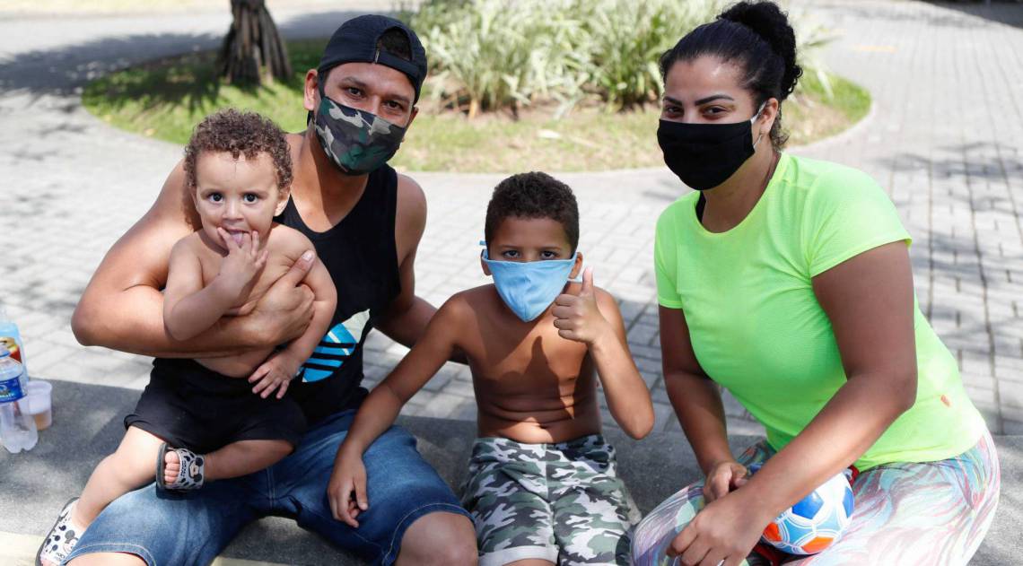 Rio de Janeiro - RJ - 02/08/2020 - Domingo de lazer no Parque Madureira, na foto o casal Paulo Sérgio Gomes e Juliana Rodrigues e seus filhos - Foto Gilvan de Souza / Agencia O Dia

