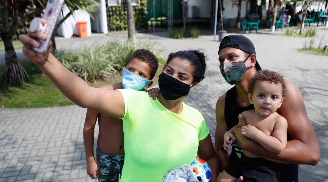 Rio de Janeiro - RJ - 02/08/2020 - Domingo de lazer no Parque Madureira, na foto o casal Paulo Sérgio Gomes e Juliana Rodrigues e seus filhos - Foto Gilvan de Souza / Agencia O Dia
