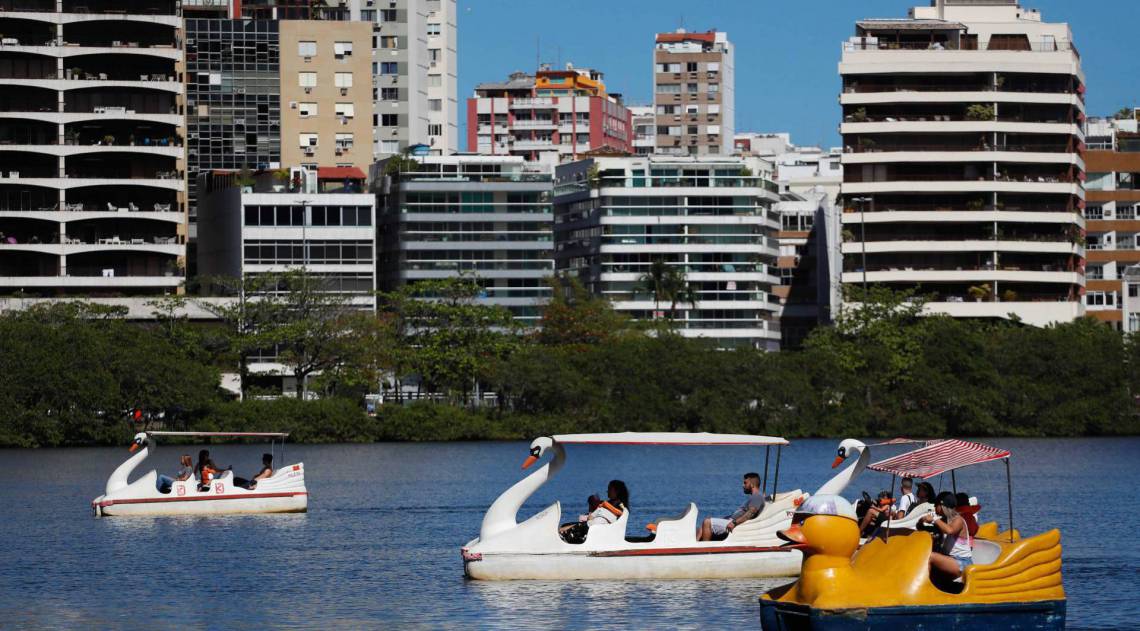 Domingo na Lagoa Rodrigo de Freitas é sinônimo de pedalinhos na água