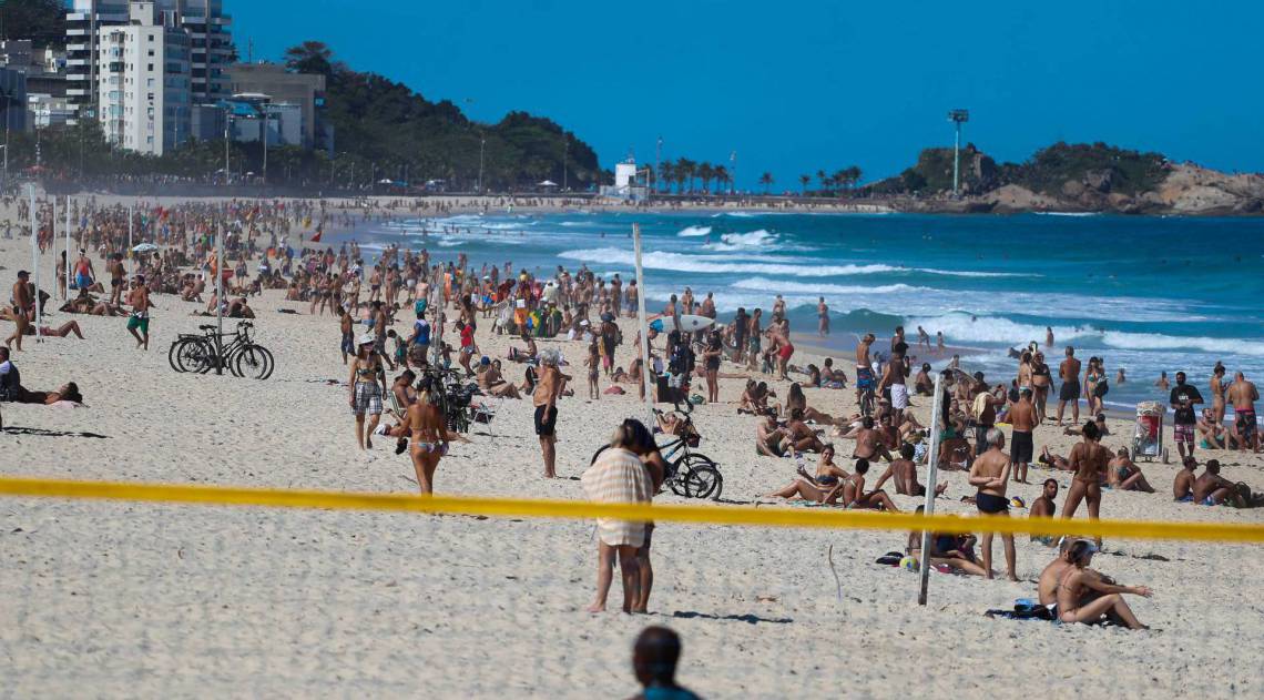 Banhistas contrariam decreto e permanecem na areia na orla da Zona Sul do Rio