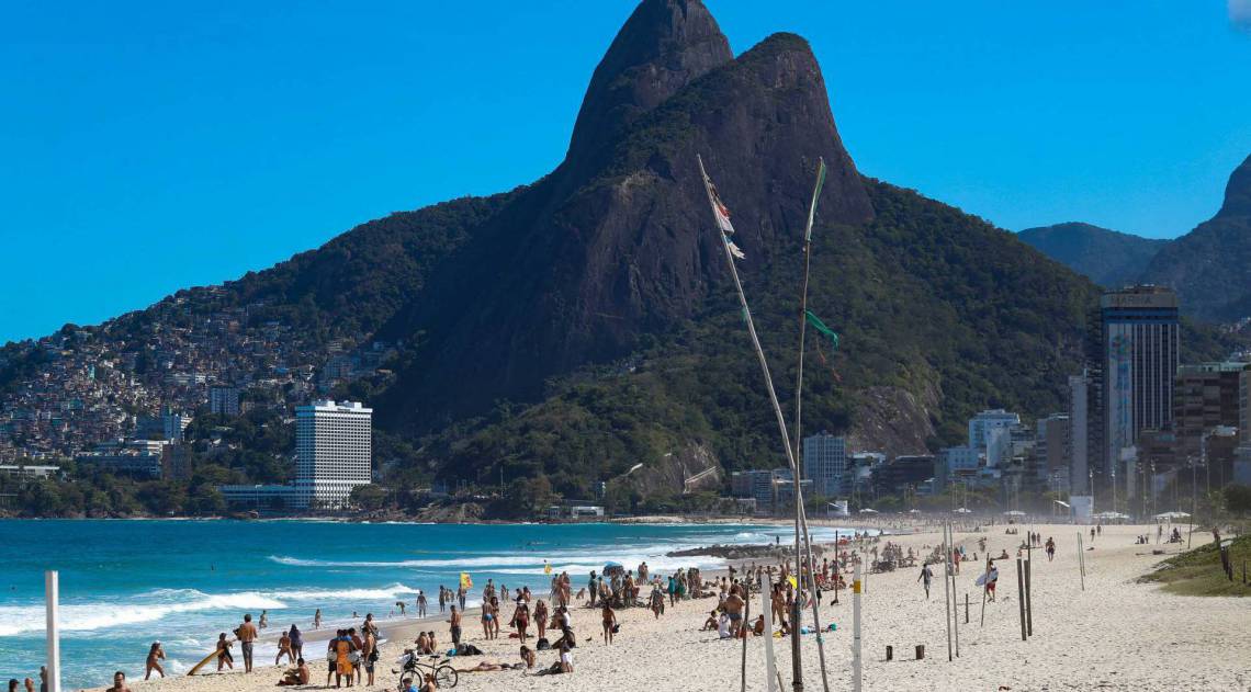 Rio de Janeiro - RJ - 01/08/2020 - Domingo de sol na praia de Ipanema - Foto Gilvan de Souza / Agencia O Dia
