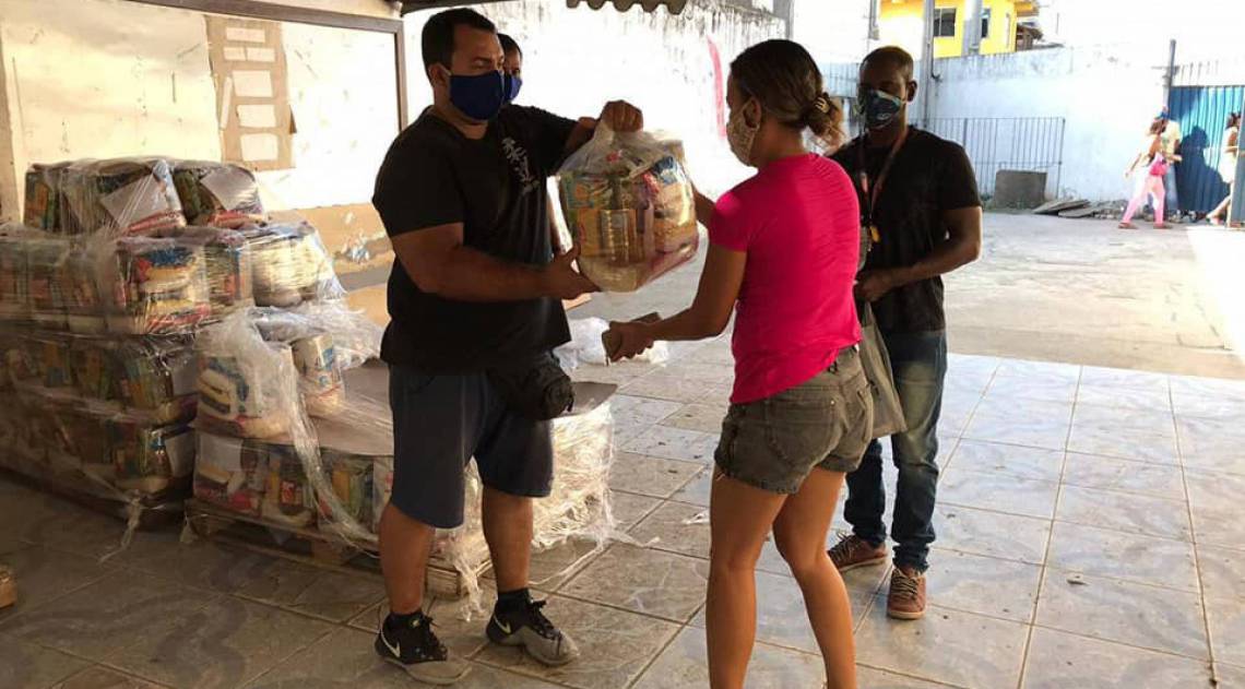 Entrega de cestas b&aacute;sicas 