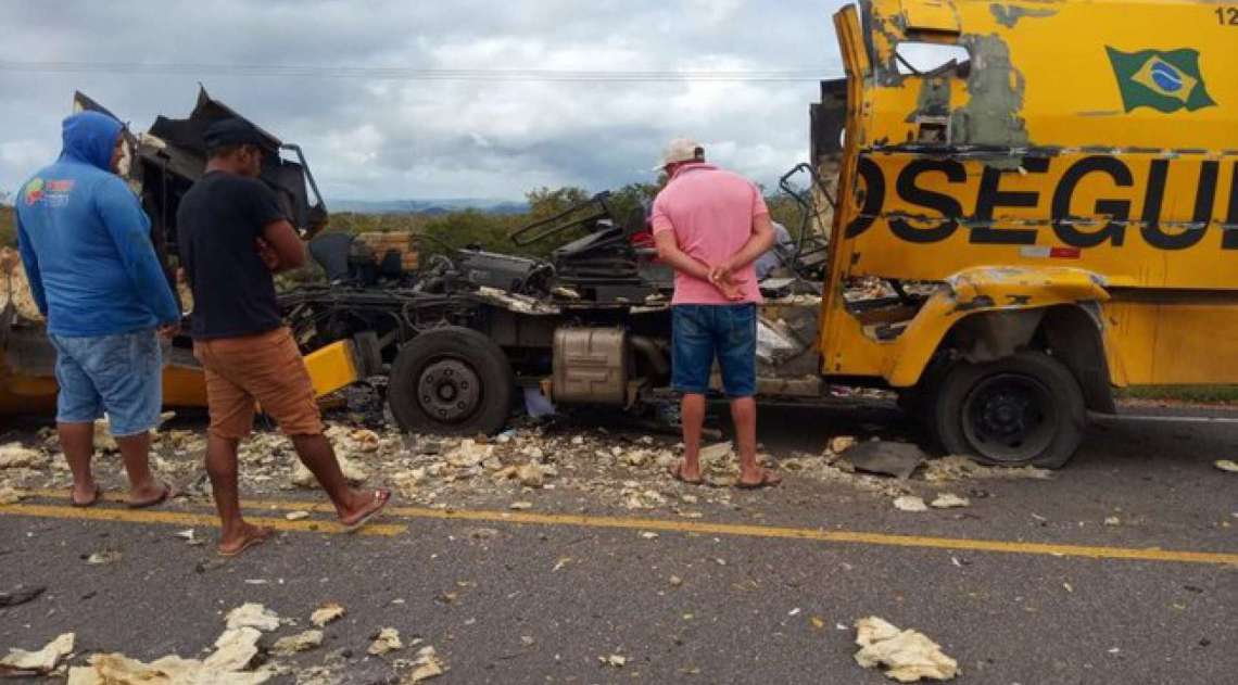 Carro-forte foi alvo de criminosos nesta segunda-feira  - Reprodução