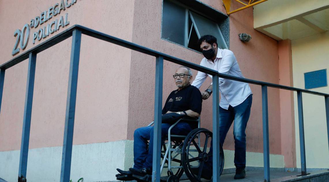 Cirurgião de MC Atrevida chegou para depor em cadeira de rodas