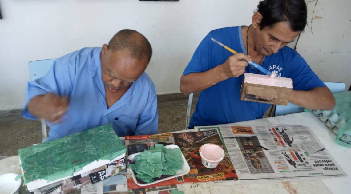 Além do atendimento em saúde, educação e assistência social, são desenvolvidos projetos em esportes, artes e de psicomotricidade