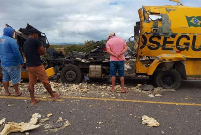 Carro-forte foi alvo de criminosos nesta segunda-feira 