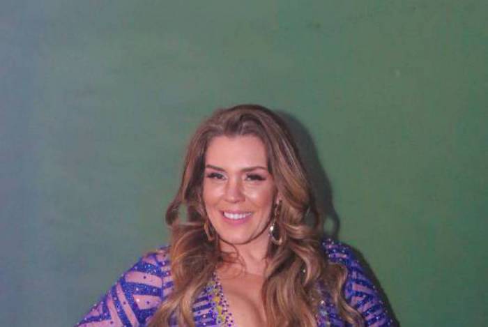 Simony é coroada rainha de bateria da escola de samba Unidos do Peruche - Thiago Duran / Ag. News