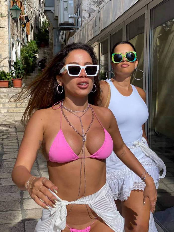 Ex-BBB mostra Anitta de micro biquini em férias na Croácia