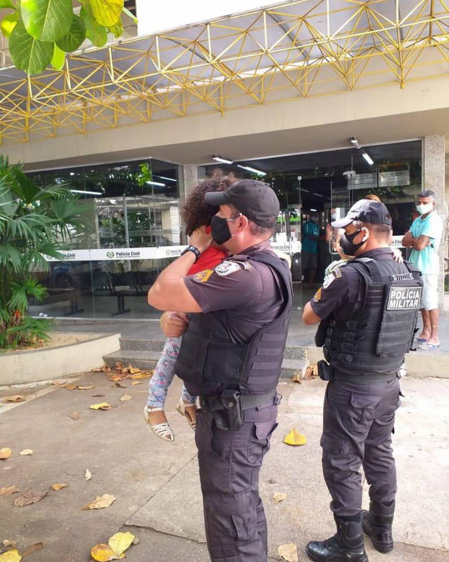 Policiais militares com as duas crian&ccedil;as abandonadas em casa pelos pais, no bairro do Jockey, em Campos - Divulga&ccedil;&atilde;o Pol&iacute;cia Militar