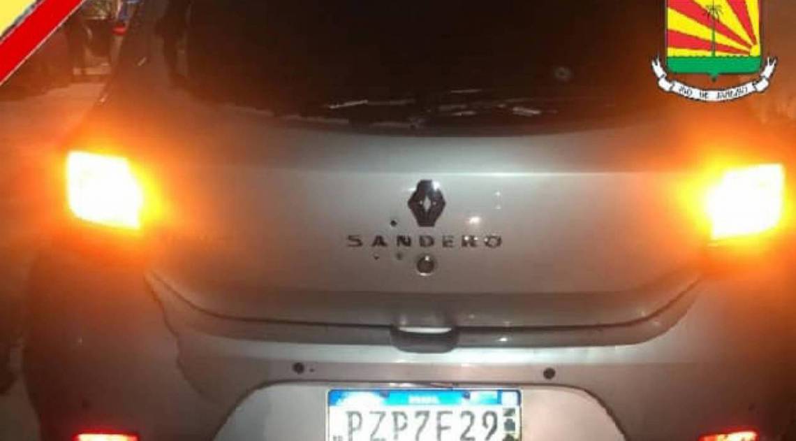 O veículo Renault Sandero, na cor prata, foi constatado como produto de roubo.