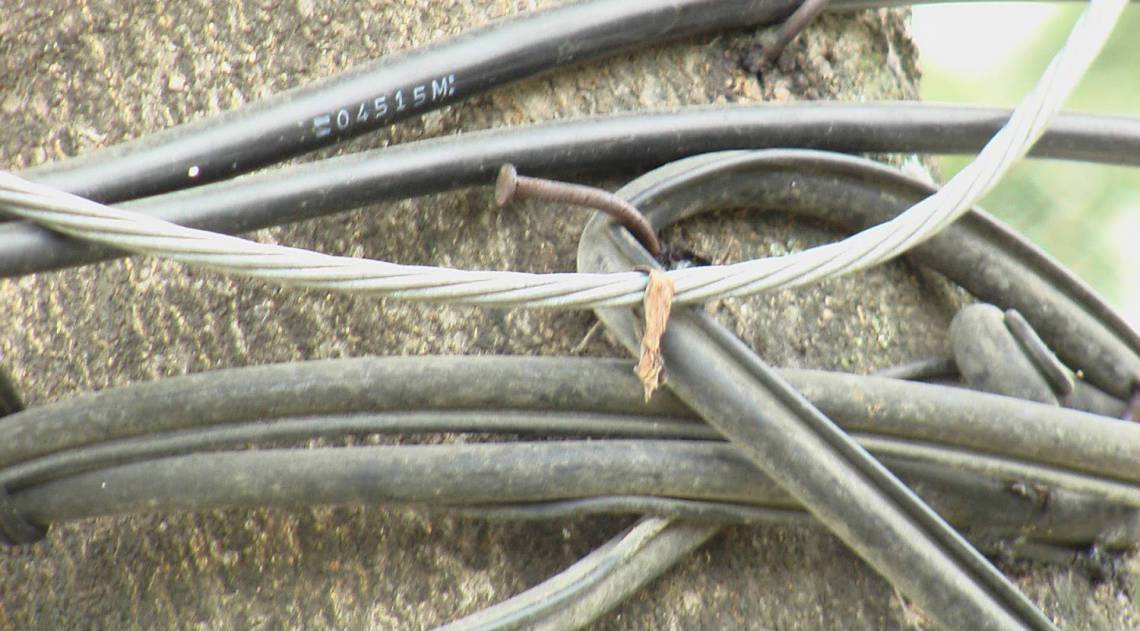 Manete da embreagem enroscou em cabo de telecomunicações que estava caído na rua, sem sinalização - REPRODUçÃO/INTERNET