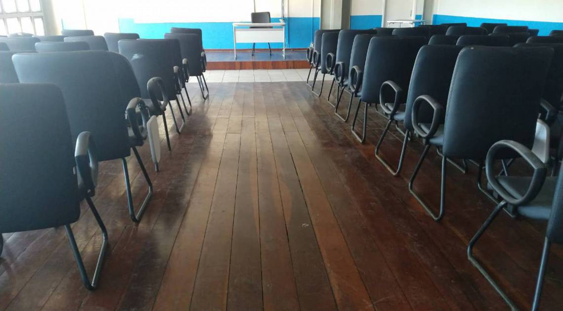 O auditório já está organizado para o retorno das aulas