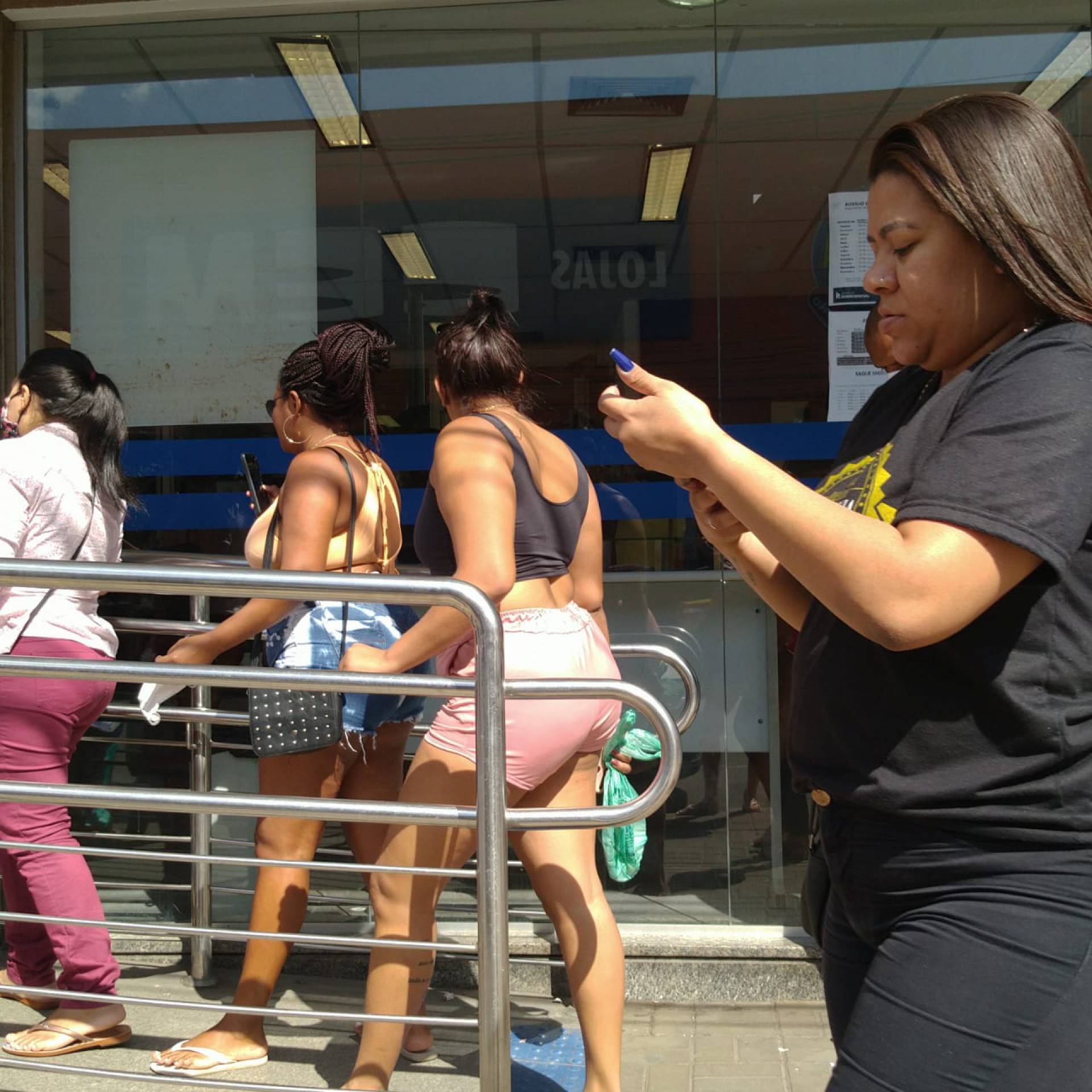 Na fila da Caixa Econômica: muita gente sem máscara e nada de distanciamento social
