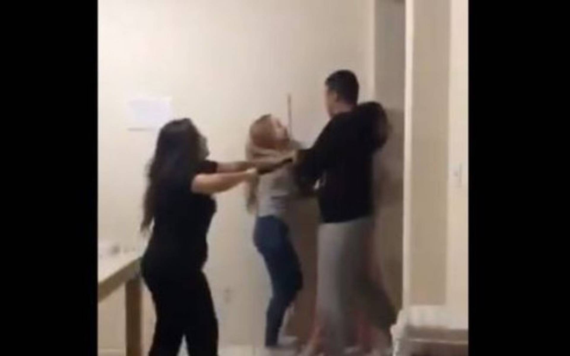 V&iacute;deo registrou momento em que PM e esposa invadiram apartamento das estudantes