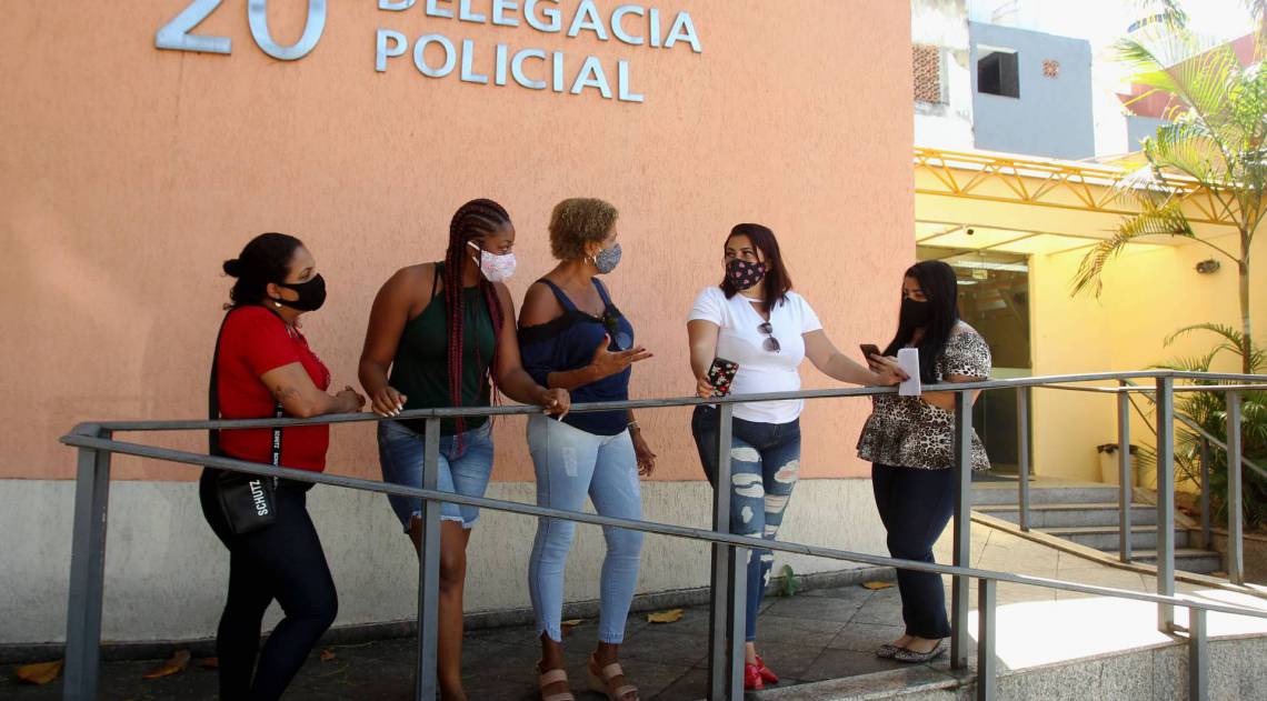 Rio - 05/08/2020 - Mulheres que tinham operação marcada na clínica da :Rainha das Plásticas,foram até a delegacia de Vila Isabel, para registrar queixa e exigir seu dinheiro de volta. Na foto, Pamela Cristina(máscara branca),Cristiane Oliveira(blusa branca),,Aline Andrade(blusa de onça),Iris Nunes(camisa vermelha e Sueli Antunes(camisa azul, no centro do grupo.                        Foto: Estefan Radovicz / Agência O Dia
      Byline - Estefan Radovicz / Agência O Di