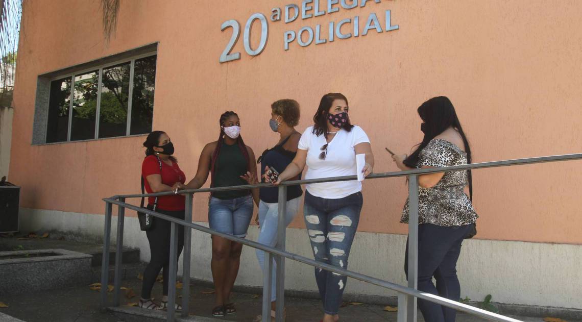 Rio - 05/08/2020 - Mulheres que tinham operação marcada na clínica da :Rainha das Plásticas,foram até a delegacia de Vila Isabel, para registrar queixa e exigir seu dinheiro de volta. Na foto, Pamela Cristina(máscara branca),Cristiane Oliveira(blusa branca),,Aline Andrade(blusa de onça),Iris Nunes(camisa vermelha e Sueli Antunes(camisa azul, no centro do grupo.                        Foto: Estefan Radovicz / Agência O Dia
      Byline