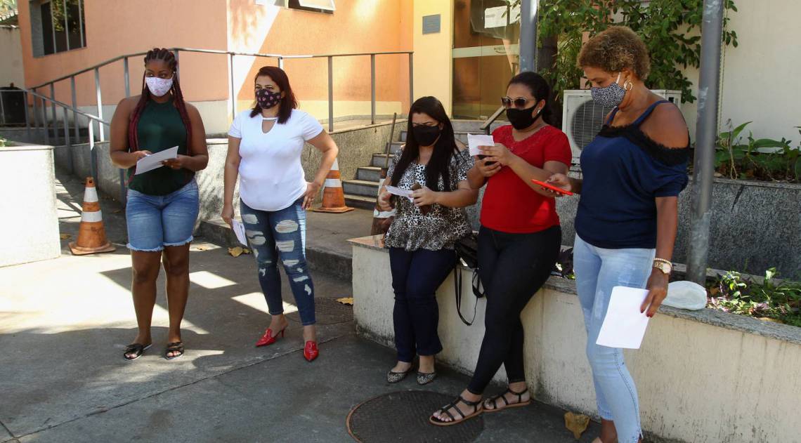 Rio - 05/08/2020 - Mulheres que tinham operação marcada na clínica da :Rainha das Plásticas,foram até a delegacia de Vila Isabel, para registrar queixa e exigir seu dinheiro de volta. Na foto, Esquerda para a direita:Pamela Cristina,Cristiane Oliveira,Aline Andrade,Iris Nunes e Sueli Antunes.                        Foto: Estefan Radovicz / Agência O Dia
      Byline