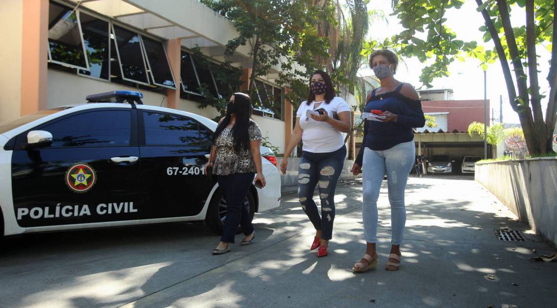 Rio - 05/08/2020 - Mulheres que tinham operação marcada na clínica da :Rainha das Plásticas,foram até a delegacia de Vila Isabel, para registrar queixa e exigir seu dinheiro de volta.                        Foto: Estefan Radovicz / Agência O Dia
      Byline