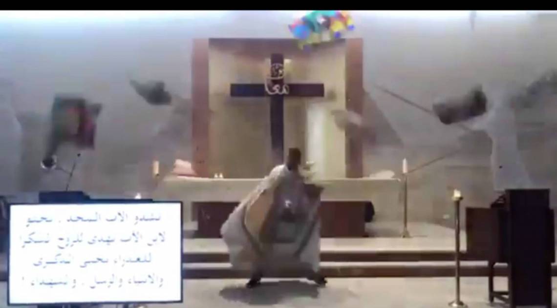 Escombros de Igreja tombaram em cima de padre durante a missa - Reprodução