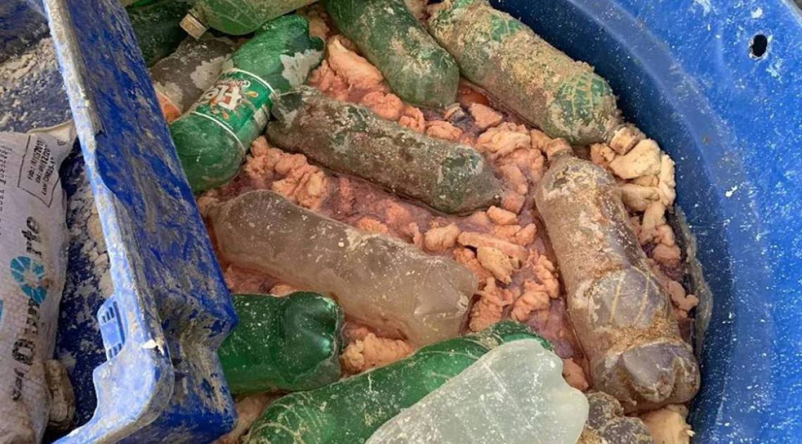 Carnes expostas a produtos químicos sem nenhum higiene em fábrica clandestina de carne seca interditada em Itaboraí - Foto: Maurício Peçanha