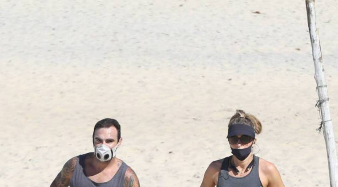 Grazi Massafera corre com o personal Chico Salgado na Praia da Barra da Tijuca