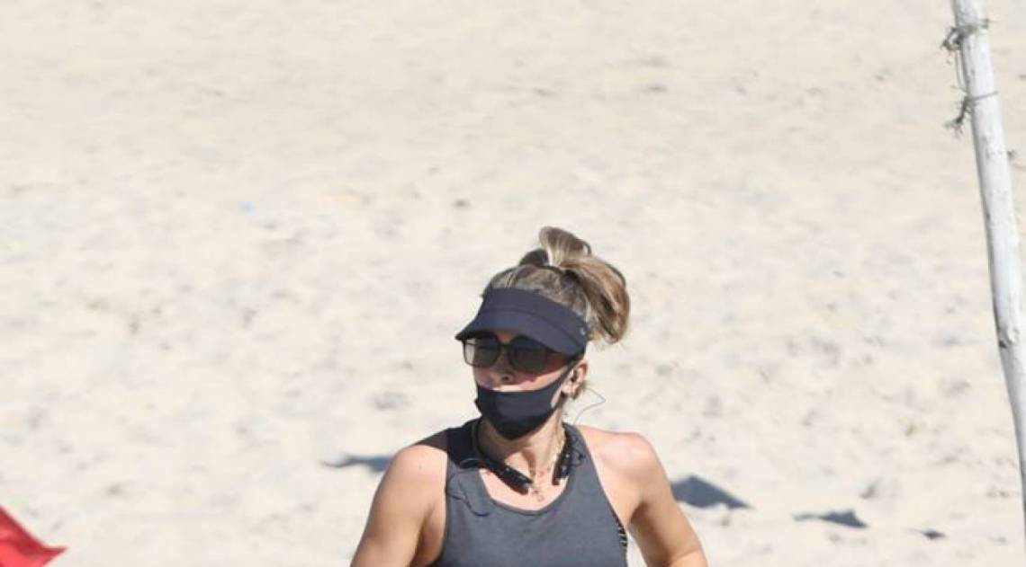 Grazi Massafera corre com o personal Chico Salgado na Praia da Barra da Tijuca