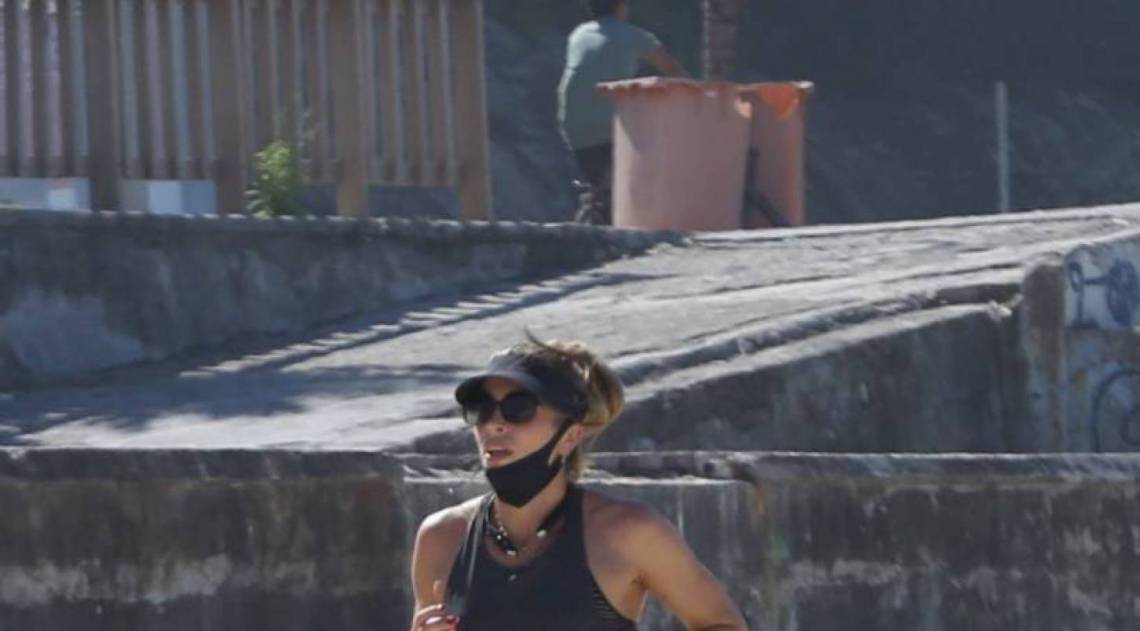 Grazi Massafera corre com o personal Chico Salgado na Praia da Barra da Tijuca