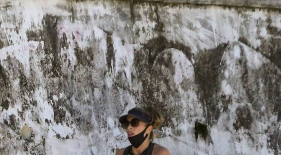 Grazi Massafera corre com o personal Chico Salgado na Praia da Barra da Tijuca