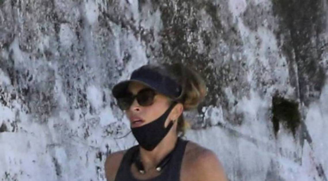 Grazi Massafera corre com o personal Chico Salgado na Praia da Barra da Tijuca