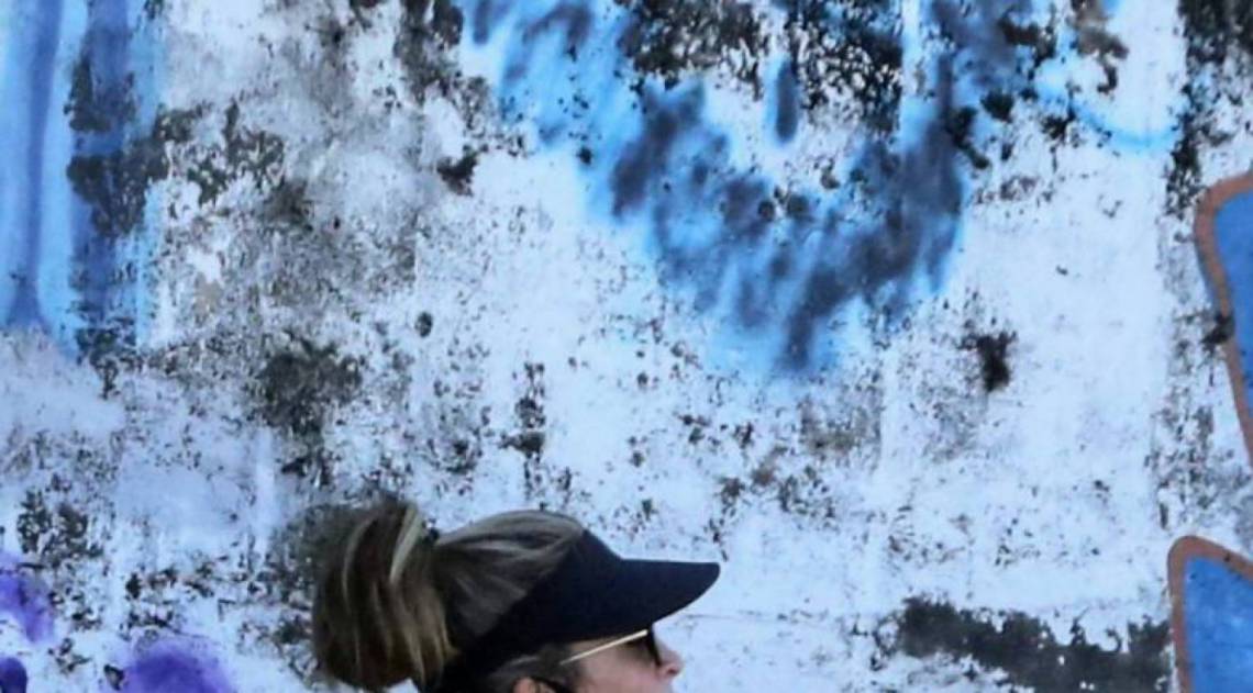 Grazi Massafera corre com o personal Chico Salgado na Praia da Barra da Tijuca