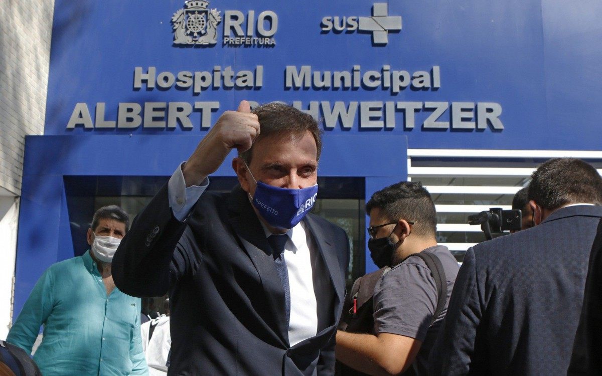 Prefeito do Rio, Marcelo Crivella, durante inaugura&ccedil;&atilde;o de UTI pedi&aacute;trica no Hospital Albert Schweitzer, em Realengo. Unidade est&aacute; com pagamentos atrasados - Reginaldo Pimenta / Agencia O Dia
