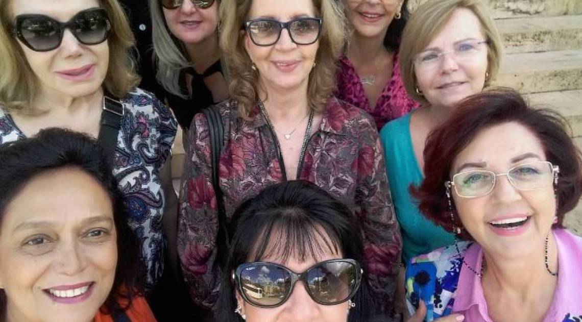 Mulheres de fam&iacute;lias libanesas de Niter&oacute;i em uma das v&aacute;rias viagens a Beirute: na foto, representantes das linhagens Boumaron, Mourad, Nazar