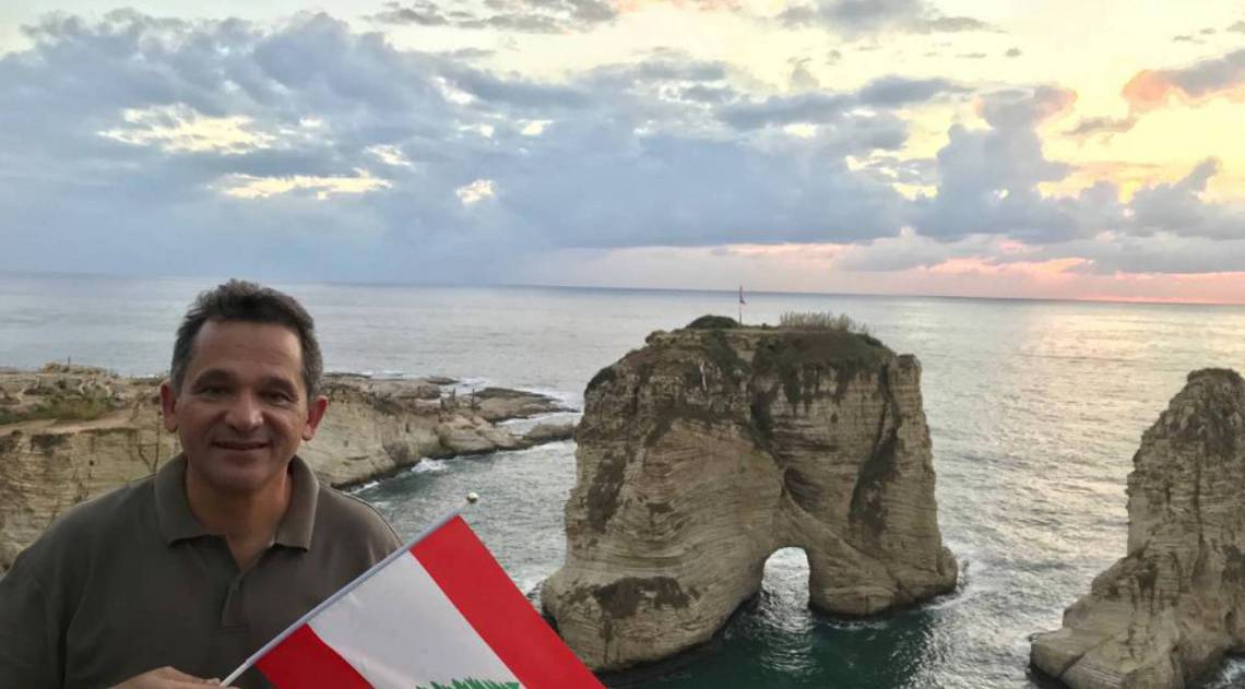 Marcelo Bazhuni, diretor do centenário Clube Líbano Fluminense, em uma de suas viagens a Beirute, em frente à La Rauche, famosa pedra furada da orla da capital - Álbum de família