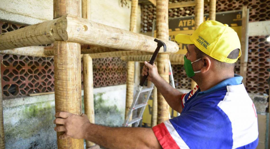Praças ganharam brinquedos com material reciclado