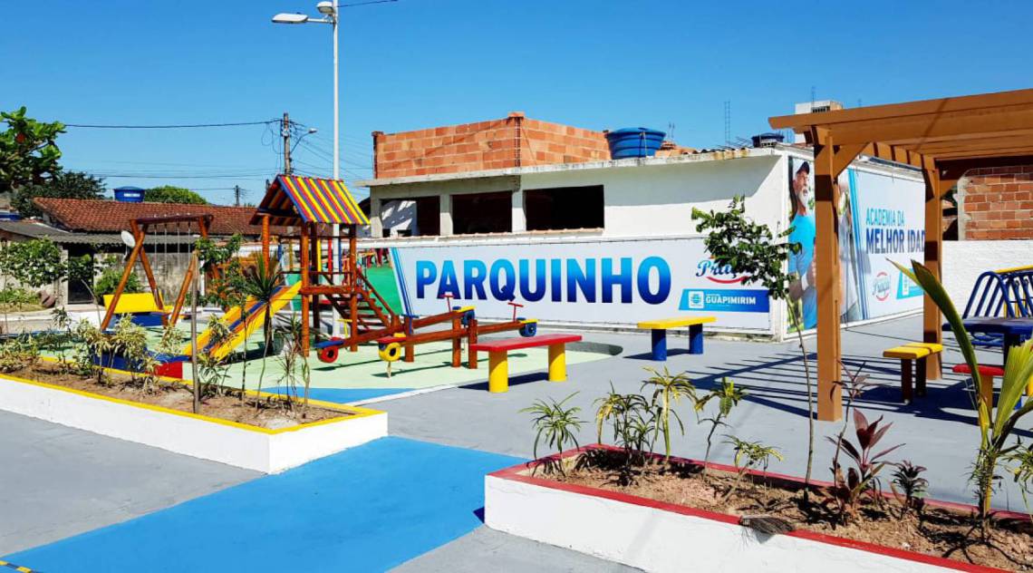 Praças ganharam brinquedos com material reciclado