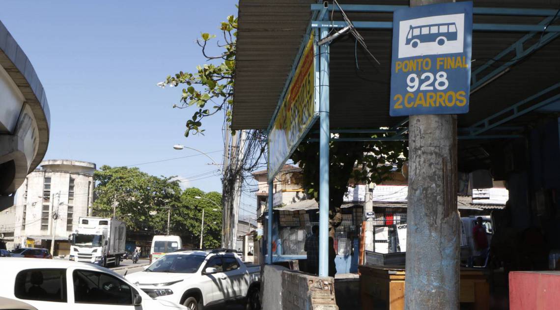 Rio de Janeiro - RJ  - 06/08/2020 - Geral - Linhas de onibus que sumiram - na foto, Sr. Francisco Freitas e Sra. Rosane Cortes de Freitas, reclamam do desaparecimento da linha 928, que fazia ponto final na Avenida Teixeira de Castro, em Ramos, zona norte da cidade -  Foto Reginaldo Pimenta / Agencia O Dia