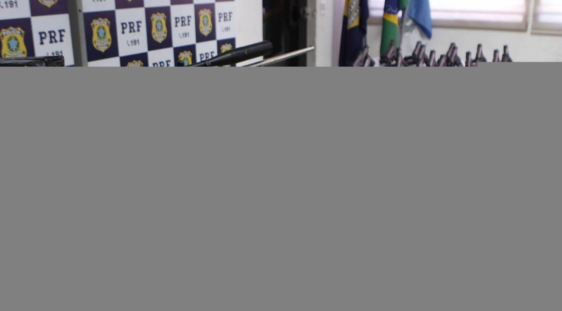 Rio de Janeiro - RJ  - 06/08/2020 - Policia - PRF apreende carregamento de armas que seria levado para o Complexo da Mare. Agentes realizaram a apreensao na Rodovia Presidente Dutra. Essa e considerada a maior apreensao de armas nos ultimos anos feita pela PRF -  Foto Reginaldo Pimenta / Agencia O Dia