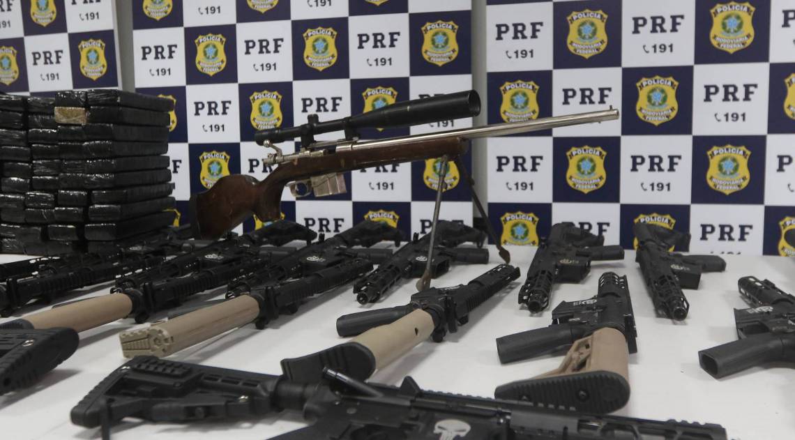 Rio de Janeiro - RJ  - 06/08/2020 - Policia - PRF apreende carregamento de armas que seria levado para o Complexo da Mare. Agentes realizaram a apreensao na Rodovia Presidente Dutra. Essa e considerada a maior apreensao de armas nos ultimos anos feita pela PRF -  Foto Reginaldo Pimenta / Agencia O Dia